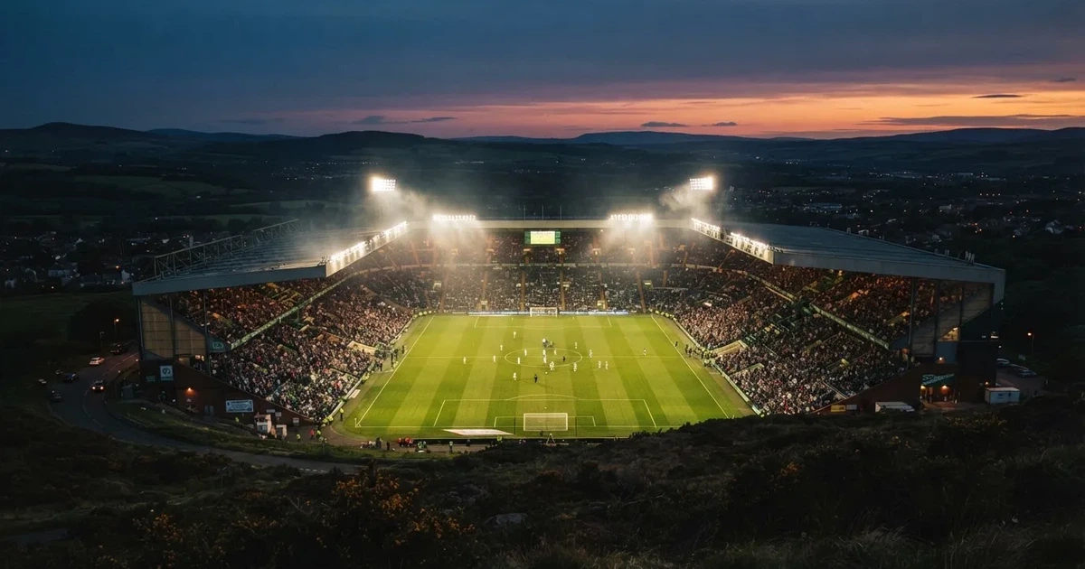 Ein Fußballstadion am Abend unter Flutlicht aus der Ferne gesehen, die Tribünen sind leicht beleuchtet und der Himmel dunkelblau.